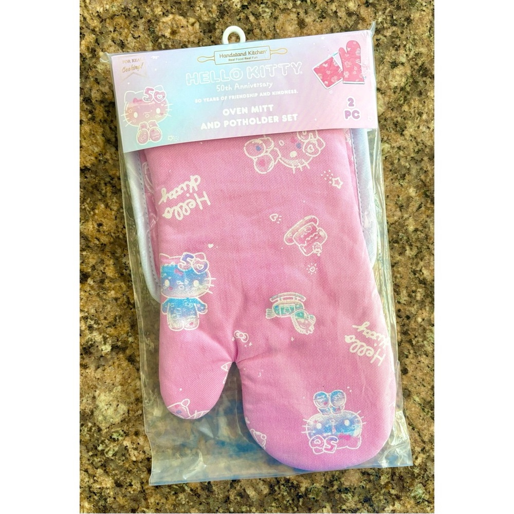 🆕 Hello Kitty oven mitt and potholder set 🎀😍